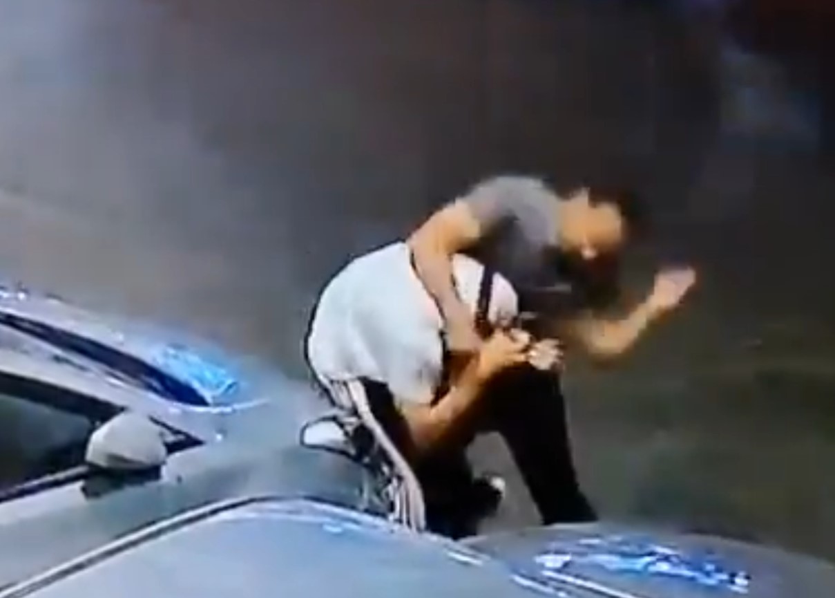 فيديو يوثق اعتداء ضابط على عامل بارك أمام نادي القضاة بالعجوزة