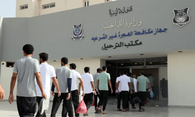 منهم مصريين.. ترحيل جماعي لمهاجرين من ليبيا وسط أوضاع إنسانية متدهورة