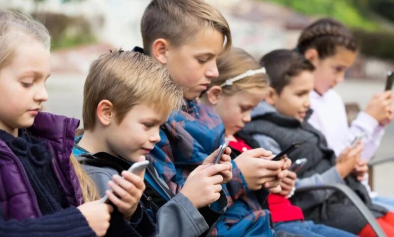 فرنسا تحظر وسائل التواصل على الأطفال دون 15 عامًا