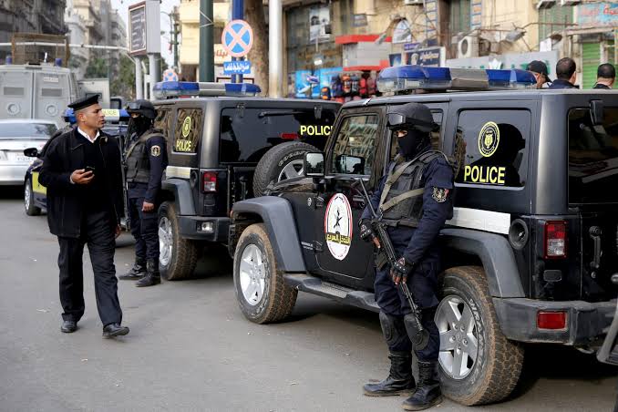 بألفاظ إباحية