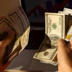 الدولار يتخطى 54 جنيهاً